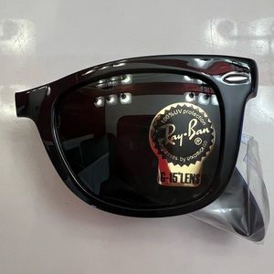 NWT never worn authentic Ray Ban Classic Folding Wayfarer Sunglasses in Black